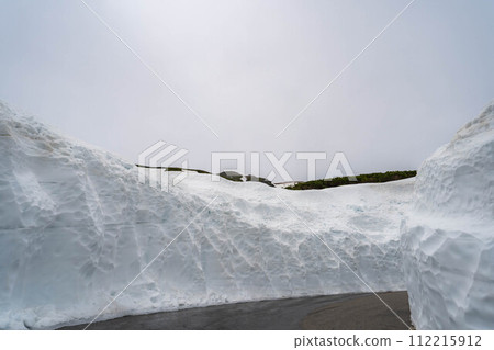 [Early summer material] Snow wall of Norikura Kogen [Nagano Prefecture] 112215912