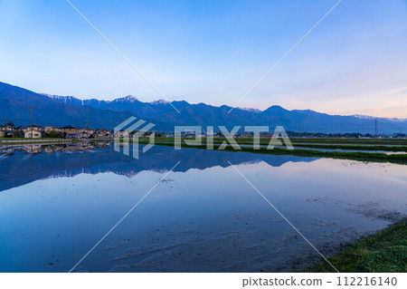 [Early summer material] Early summer Azumino, morning rural scenery [Nagano] 112216140