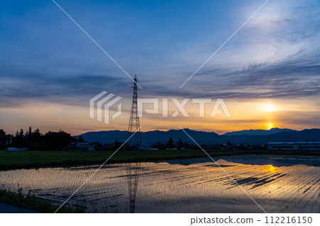 [Early summer material] Early summer Azumino, morning rural scenery [Nagano] 112216150
