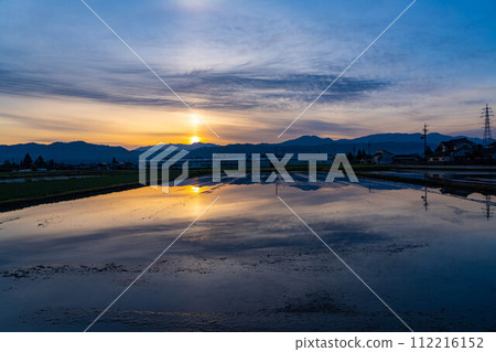 [初夏材料]初夏安曇野，早晨的田園風光[長野] 112216152