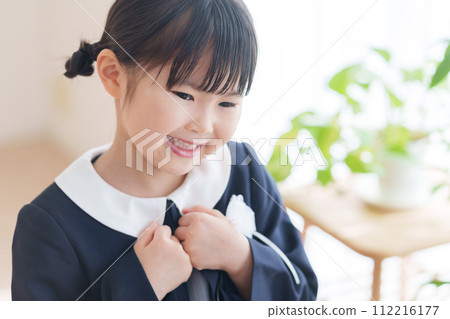 孩子們盛裝出席畢業典禮和入學儀式 112216177