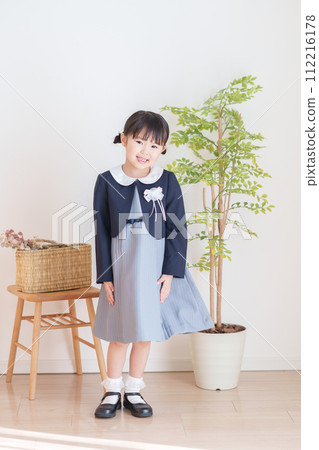 孩子們盛裝出席畢業典禮和入學儀式 112216178