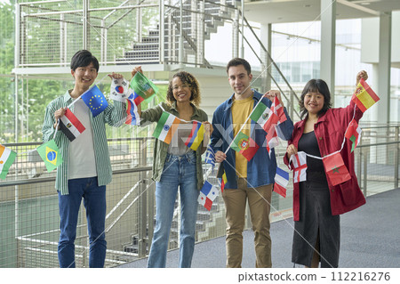 有彩旗的多民族人 有彩旗的多民族人 112216276