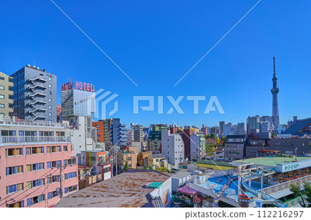 鳥瞰東京台東區淺草二丁目(花屋敷、晴空塔等)的秋天 鳥瞰東京台東區淺草二丁目(花屋敷、晴空塔等)的秋天 112216297