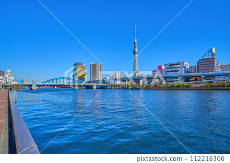 From Komagata 2-chome, Taito-ku, Tokyo (near Sumida River Terrace) towards Komagata Bridge and the opposite bank, Azumabashi 1-chome, Sumida-ku 112216306