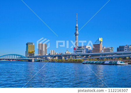 From Komagata 2-chome, Taito-ku, Tokyo (near Sumida River Terrace) towards Komagata Bridge and the opposite bank, Azumabashi 1-chome, Sumida-ku 112216307