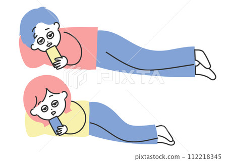 Illustration set of men and women sleeping while looking at smartphones 112218345
