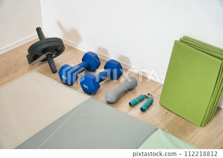 home workout space 112218812