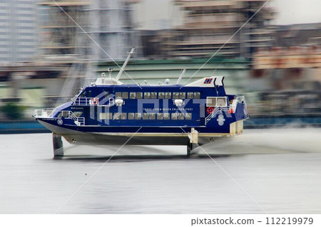Exhilarating !! Sprinting Cruising ... Jet foil running in the port of Tokyo 112219979