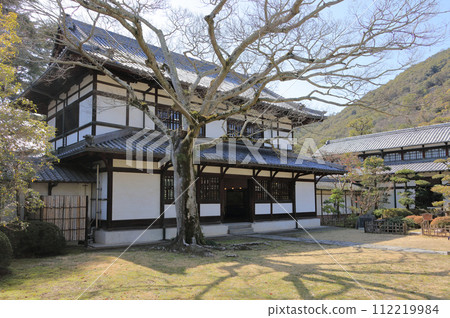 Ritsurin Garden, Commerce and Industry Promotion Center courtyard 112219984