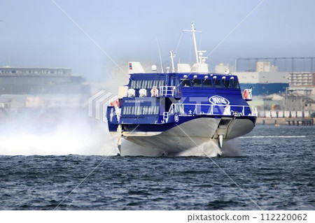 Exhilarating !! Sprinting Cruising ... Jet foil running in the port of Tokyo 112220062