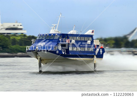 Exhilarating !! Sprinting Cruising ... Jet foil running in the port of Tokyo 112220063