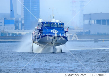 Exhilarating !! Sprinting Cruising ... Jet foil running in the port of Tokyo 112220066