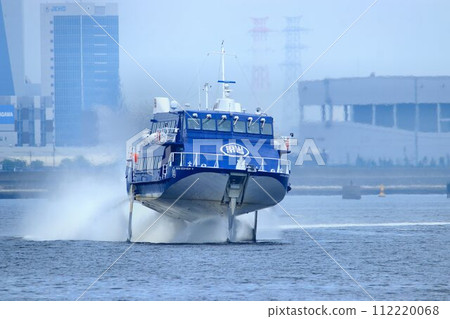 Exhilarating !! Sprinting Cruising ... Jet foil running in the port of Tokyo 112220068