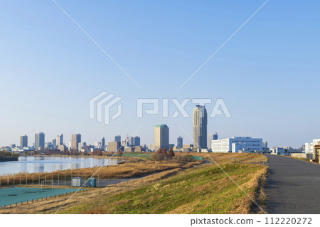 Scenery of Arakawa bank and Kawaguchi city area bathed in the setting sun 112220272