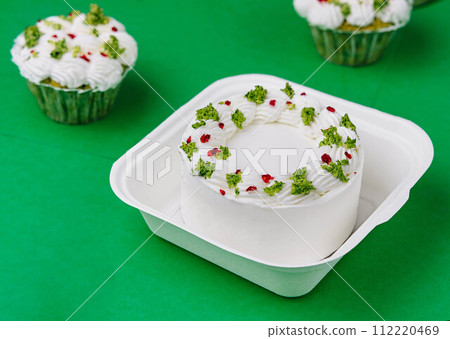 Turkish Maras Vanilla Ice Cream with Pistachio Powder 112220469