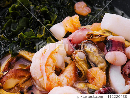 chinese soup with seaweed and seafood 112220488