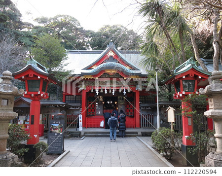 Enoshima Shrine (Nakatsumiya) on Enoshima is crowded with worshipers 112220594