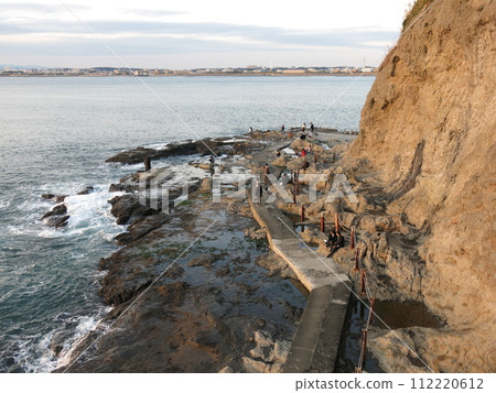 沐浴在夕陽下的江之島知後淵 112220612