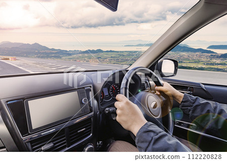 一邊開車一邊看外面美麗風景的人 一邊開車一邊看外面美麗風景的人 112220828