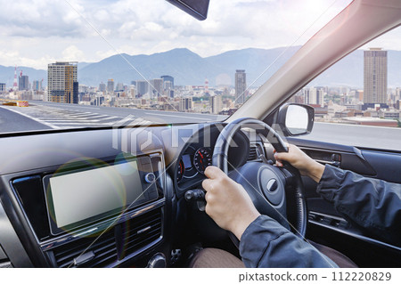 一邊開車一邊看外面美麗風景的人 112220829