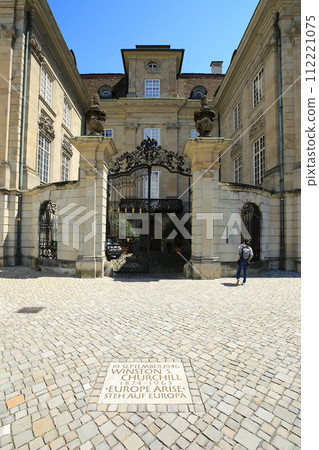 Winston Churchill's stone monument in front of the Zunfthaus zur Meissen building (Zurich, Switzerland) 112221075