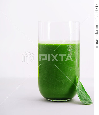Glass of spinach detox juice isolated 112221512