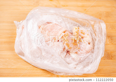 將其放入塑料中並塗在雞肉上。 112222050