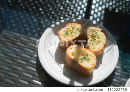 陽光明媚的桌子上的大蒜麵包 112222789