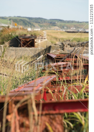 JR北海道日高本線海岸線的舊鐵路遺址，因路基土被大浪沖走而關閉並廢棄。 112223585