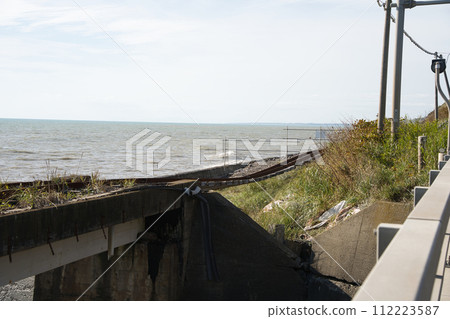 JR北海道日高本線海岸線的舊鐵路遺址，因路基土被大浪沖走而關閉並廢棄。 112223587