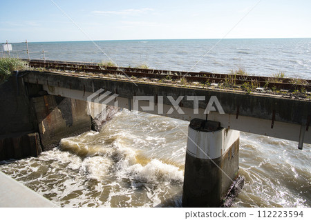 JR北海道日高本線海岸線的舊鐵路遺址，因路基土被大浪沖走而關閉並廢棄。 112223594