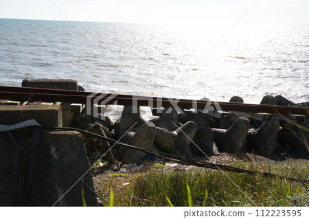 JR北海道日高本線海岸線的舊鐵路遺址，因路基土被大浪沖走而關閉並廢棄。 112223595