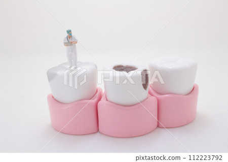 the fun of figure Dentist repairing human teeth with gums a the fun of figure Dentist repairing human teeth with gums a 112223792