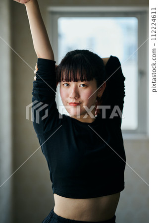 練習舞蹈的年輕女子 練習舞蹈的年輕女子 112224611