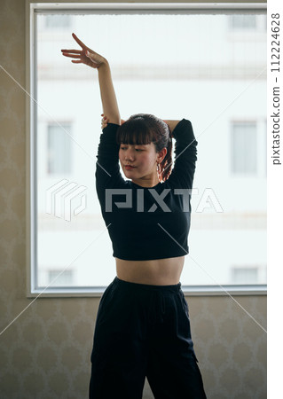 young woman practicing dance 112224628