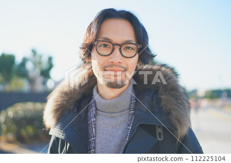 一個穿著外套的男人在冬日陽光明媚的夜晚行走 一個穿著外套的男人在冬日陽光明媚的夜晚行走 112225104