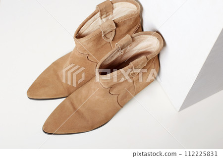 Trendy suede boots. fashion female shoes 112225831