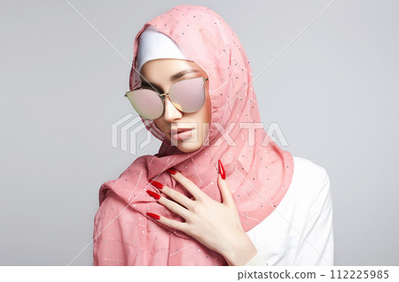 beautiful islamic style young woman. beauty girl in hijab and sunglasses 112225985