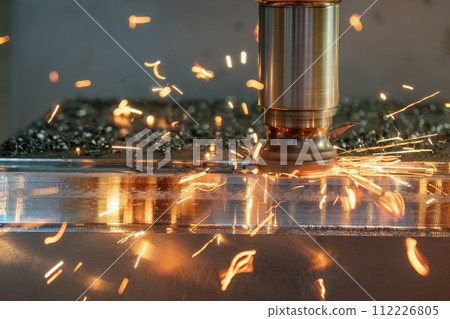The burning chip from wear cutting tools on CNC milling machine. 112226805