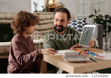 Showing example of greeting card to son Showing example of greeting card to son 112226860
