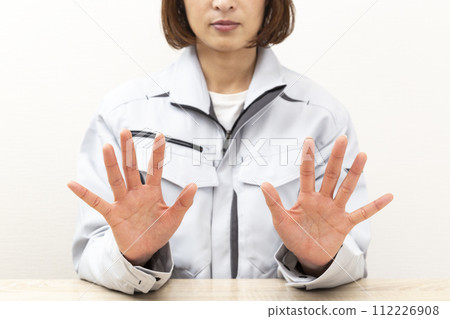 女人穿著工作服 112226908