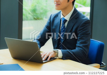 A young businessman 112227225