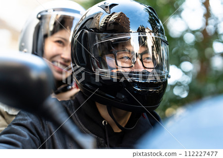 騎摩托車的男人和女人 112227477
