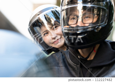 騎摩托車的男人和女人 112227482