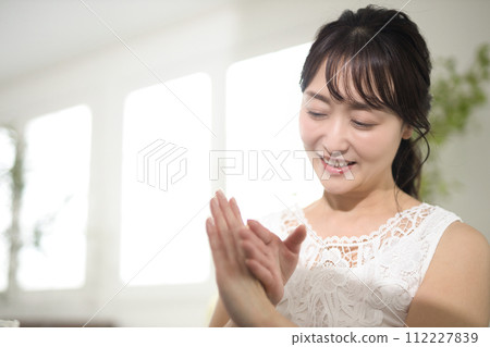 40多歲女性護膚美容形象 112227839