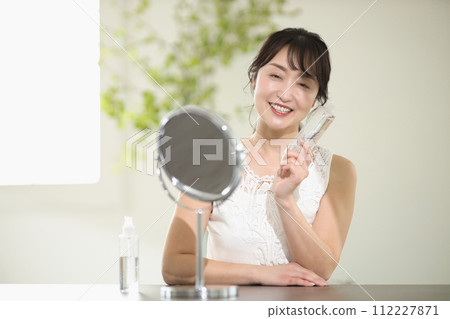 40多歲女性護膚美容形象 40多歲女性護膚美容形象 112227871