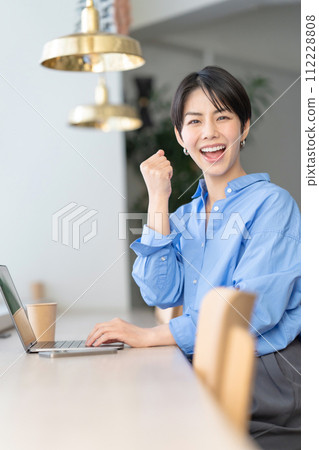 做膽量姿勢的女人 112228808