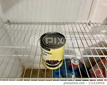 貨架上只有一罐罐頭食品的照片 貨架上只有一罐罐頭食品的照片 112228958