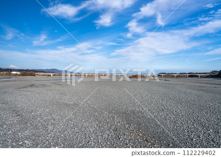 The Oi River (Shizuoka Prefecture) against the backdrop of a clear blue sky in Shimada City. The Oi River (Shizuoka Prefecture) against the backdrop of a clear blue sky in Shimada City. 112229402